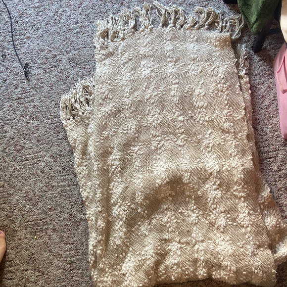 Cozy Throw Blanket, Great Shape just does not match my decor anymore - Picture 2 of 2